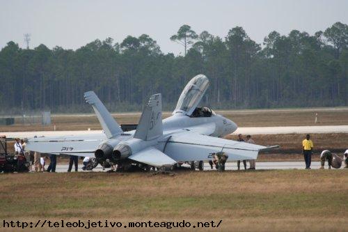 Un F-18 hace un trompo en la pista de aterrizaje