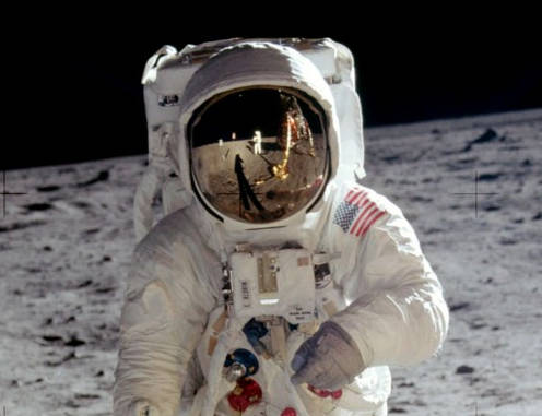 Fotografía de Buzz Aldrin en la superficie de la Luna. Reflejado en su casco vemos a Neil Armstrong tomando esta foto y el módulo lunar Eagle